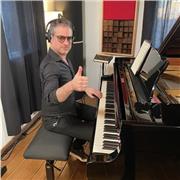 Armonicista profesional que tica y trabaja con grandes figuras mundiales tal como Fito Páez- Richard Bona - Al Di Meola da clases de - Blues - Jazz y todos los estilos. Endorser en Japón de Suzuki y con varias giras mundiales en su haber